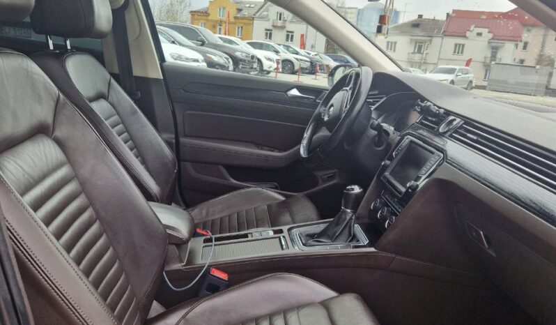 Volkswagen Passat 2016 full